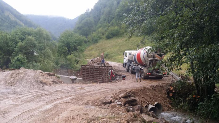 Gradi se most između Deževica i Dusine
